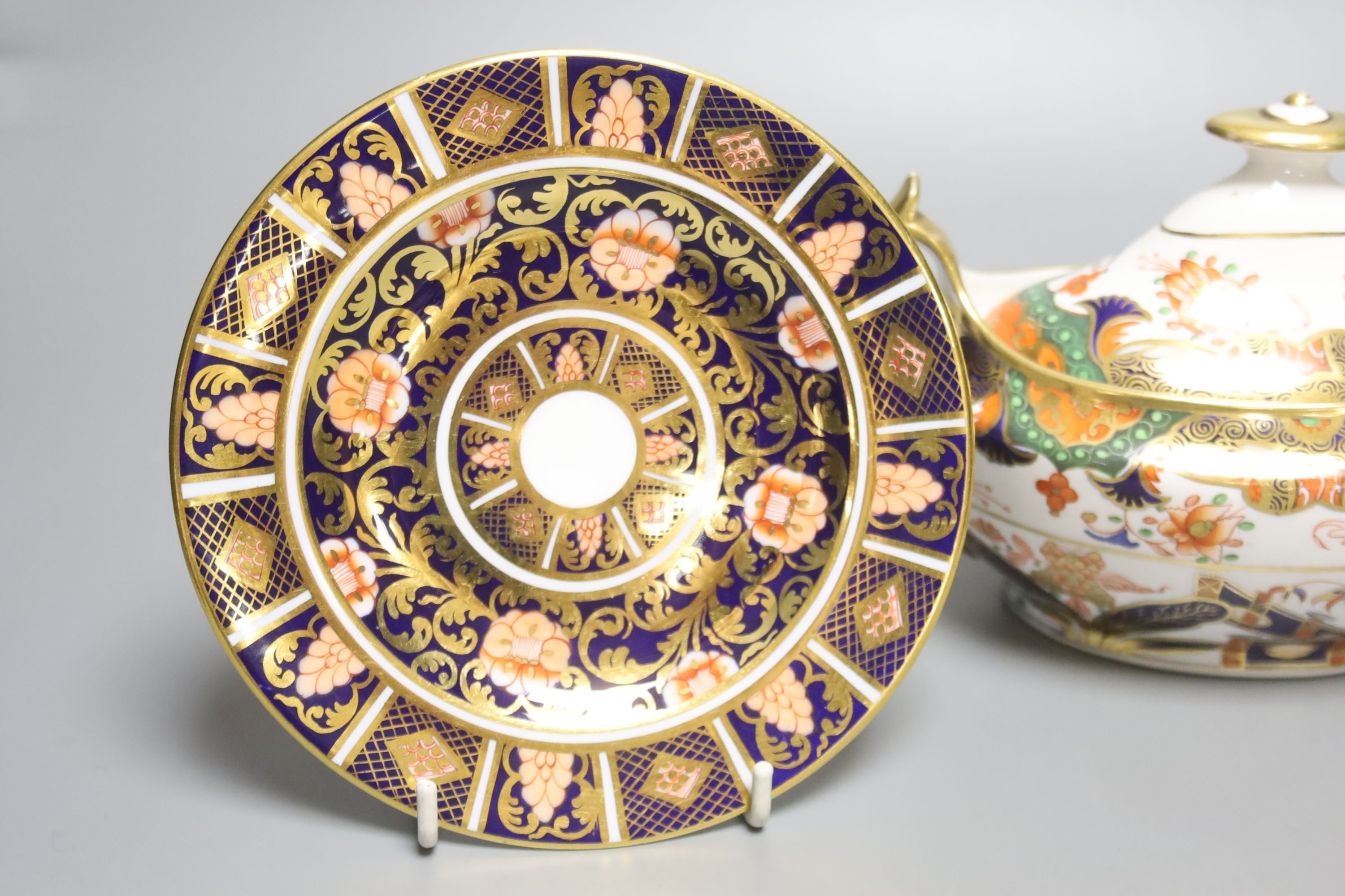 A Spode sucrier and cover in imari style, mark SPODE 967 in red and a pair of Spode plates marked SPODE 1823, height 18cm